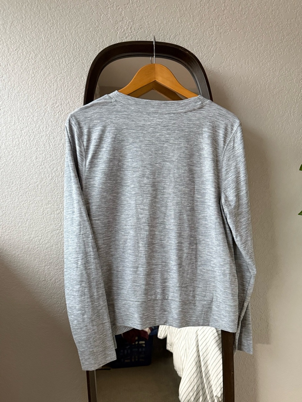 Old Navy Active Heather Gray Go-Dry Long Sleeve Workout Shirt - XL - Picture 2 of 6